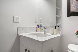 Ένα μπάνιο στο Private Basement Magnolia Retreat Family Friendly Suite near Seton and Lake +19 φωτογραφίες