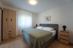 Postel nebo postele na pokoji v ubytování Villa Tina in Pinezići (Haus für 10 Personen) + 40 fotografií