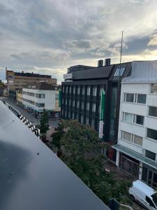 ein Blick auf eine Stadt mit Gebäuden und einer Straße in der Unterkunft City center apartment with sauna & rooftop terrace in Pori