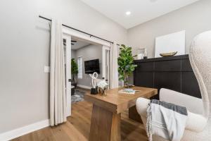 Imagine din galeria proprietății New Build Hot Tub Dtown ShortNorth în Grandview Heights +90 fotografii