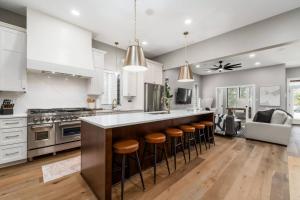 O bucătărie sau chicinetă la New Build Hot Tub Dtown ShortNorth