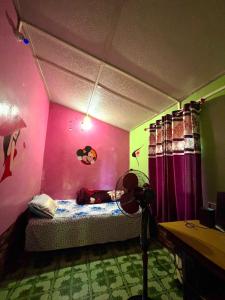 Una cama o camas en una habitación de Gurung Guest House