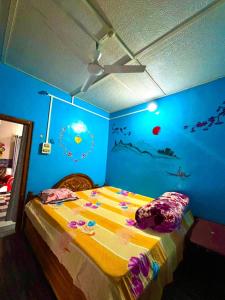 Una cama o camas en una habitación de Gurung Guest House