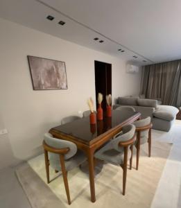 ein Wohnzimmer mit Tisch und Couch in der Unterkunft VESTA - Luxury APT - 3BR - Gardenia Residence in Kairo