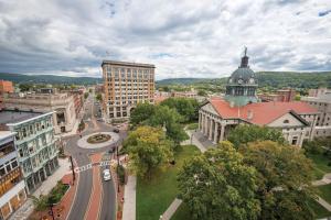einen Luftblick auf eine Stadt mit einem Uhrturm in der Unterkunft Relaxing, Spacious Private Room near Binghamton in Johnson City