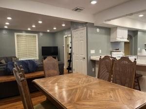 eine Küche und ein Wohnzimmer mit Tisch und Stühlen in der Unterkunft Relaxing, Spacious Private Room near Binghamton in Johnson City + 9 Fotos