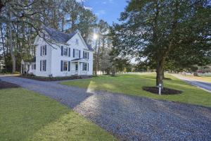 Κήπος έξω από το 3BR Farmhouse with Porch Fire Pit Horseshoe Pit