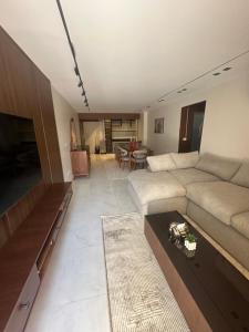 ein Wohnzimmer mit Sofa und Tisch in der Unterkunft VESTA - Luxury APT - 3BR - Gardenia Residence in Kairo