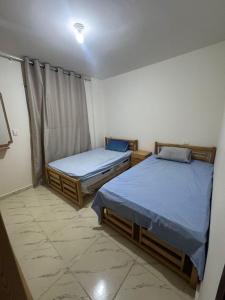 Ένα ή περισσότερα κρεβάτια σε δωμάτιο στο سانتوريني الساحل الشمالي