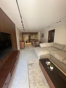 ein Wohnzimmer mit Sofa und Tisch in der Unterkunft VESTA - Luxury APT - 3BR - Gardenia Residence in Kairo + 10 Fotos