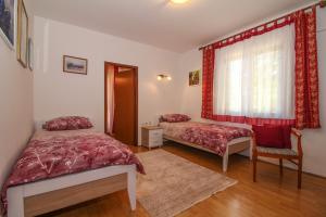 Postel nebo postele na pokoji v ubytování Klen in Smoljanci (Haus für 4 Personen)