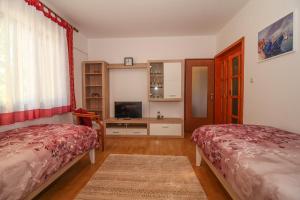 TV a/nebo společenská místnost v ubytování Klen in Smoljanci (Haus für 4 Personen)