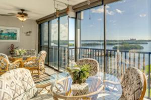 Balkón nebo terasa v ubytování Walk to Turtle Beach! Bayfront Unit with Pool and Dock