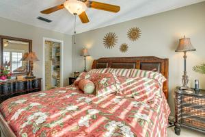 Postel nebo postele na pokoji v ubytování Walk to Turtle Beach! Bayfront Unit with Pool and Dock + 19 fotografií