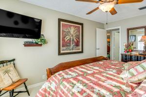 TV a/nebo společenská místnost v ubytování Walk to Turtle Beach! Bayfront Unit with Pool and Dock