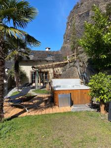 Nespecifikovaný výhled na hory nebo výhled na hory při pohledu z prázdninového domu