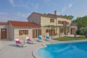 une villa avec piscine devant une maison dans l'établissement Villa Marija in Pekici (Haus für 8-10 Personen), à Svetvinčenat