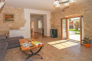 un salon avec un canapé et une table dans l'établissement Villa Marija in Pekici (Haus für 8-10 Personen), à Svetvinčenat