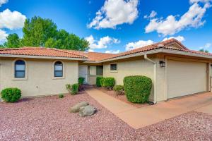 プレスコットにあるMountain-View Deck Pet-Friendly Home in Prescottの藪の家