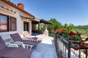 eine Terrasse mit Stühlen und Blumen auf einem Haus in der Unterkunft Lorenzo in Klanice (Haus 2 für 6 Personen) in Dobrinj