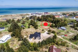 een landgoed met een huis met een rode cirkel erop bij JB365-Fjerritslev-Hedestien-9 in Torup Strand