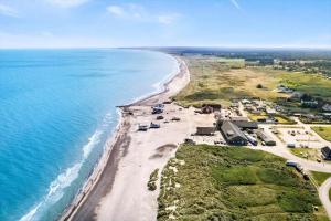 een luchtfoto van een strand en de oceaan bij JB365-Fjerritslev-Hedestien-9 in Torup Strand +5 foto's