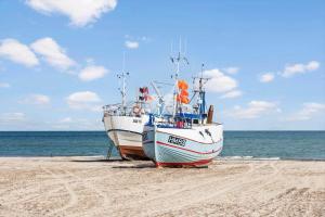 twee boten op het zand op het strand bij JB365-Fjerritslev-Hedestien-9 in Torup Strand