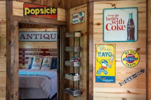 une pièce avec un magasin avec des panneaux sur le mur dans l'établissement Hill Country Cabin - Cozy Rustic Getaway, à Fredericksburg 20 autres photos