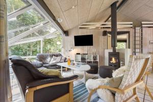 TV a/nebo společenská místnost v ubytování 8866-Glesborg-Kalvehavestien-14