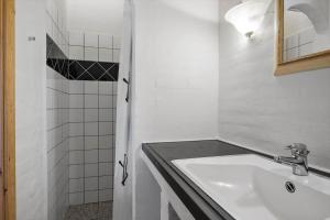 een witte badkamer met een wastafel en een spiegel bij JB363-Fjerritslev-Tolderstien-8 in Torup Strand +27 foto's