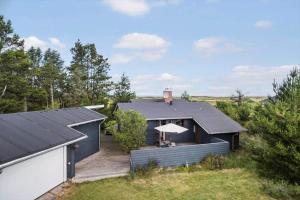 een huis met een terras en een dak bij JB363-Fjerritslev-Tolderstien-8 in Torup Strand