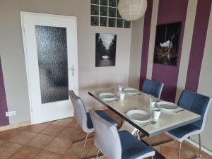 Un comedor con una mesa y sillas blancas. en Comfortable Apartment in Hattersheim, en Hattersheim