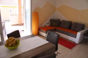 Zimmer mit einem Tisch, einem Bett und einem Esszimmer in der Unterkunft Apartment Pal in Pridraga