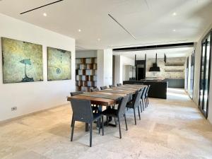 チェチナにあるLuxury Villa San Giuseppe AGRITURISMOの長いテーブルと椅子のあるダイニングルーム