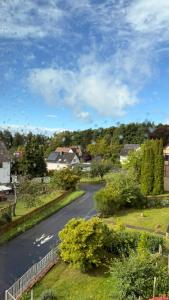 une route sinueuse dans un village avec des maisons dans l'établissement Übernachtung by Tag, à Cassel