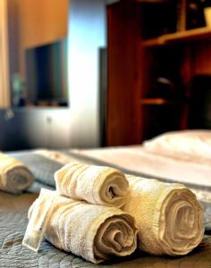two rolled towels sitting on top of a bed at Appartamento Cremona Stazione in Cremona