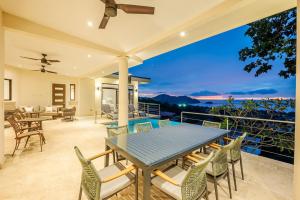 Un comedor con mesa y sillas en un balcón. en Casa Bella Sunset-pool Villa In Coco Tasteful, en Coco