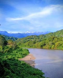 パロミノにあるCasa La Rayannaの山を背景に流れる川の眺め
