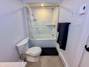 Ένα μπάνιο στο Luxury One Bedroom Private Apartment just 7 minutes from the Airport