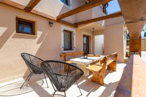 un patio con sedie, tavolo e panca di Almar in Rakalj - Haus für 4 Personen a Rakalj