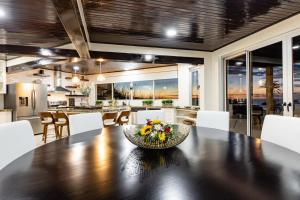 Posezení v ubytování Sunset Ridge Ocean View & Infinity Pool