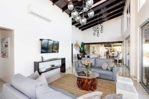 Posezení v ubytování Sunset Ridge Ocean View & Infinity Pool