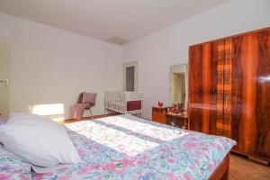 BarbanにあるInes in Barban - Haus für 4-5 Personenのベッドルーム1室(大型ベッド1台、木製キャビネット付) +24枚の写真