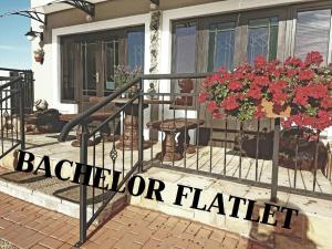 una casa con un balcón con flores. en Accommodation Unwind, en Langebaan