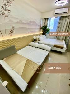 two beds in a hotel room with at Modern Unit at Shore 2 Mall of Asia by Elle Suite in Manila