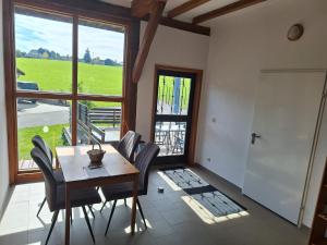 a dining room with a table and chairs and a window at Ruhe und Entspannung in Amesedt