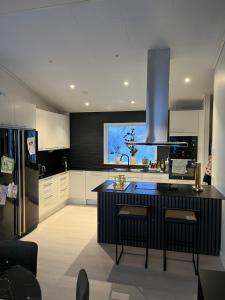 Una cocina o cocineta en Modern house with lake property