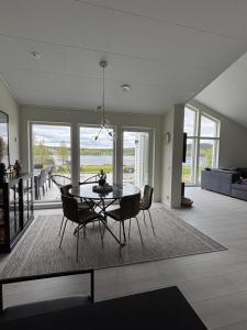 Un lugar para sentarse en Modern house with lake property