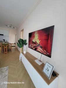 Una sala de estar con un televisor de pantalla plana en una pared. en Cedar Crest, en Nairobi