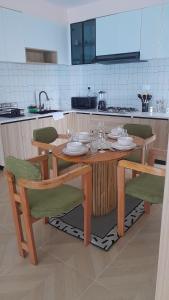 una mesa de madera y sillas en la cocina en Cedar Crest, en Nairobi